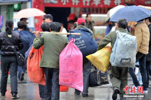 聚焦春節(jié)“恐歸族”：近鄉(xiāng)情怯，恐懼何來(lái)？(圖)